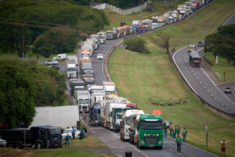 Leia mais sobre o artigo PRF afirma que vai acionar à Justiça para liberar vias bloqueadas por caminhoneiros