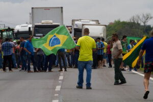 Leia mais sobre o artigo Quatro rodovias federais seguem bloqueadas por manifestantes, aponta PRF